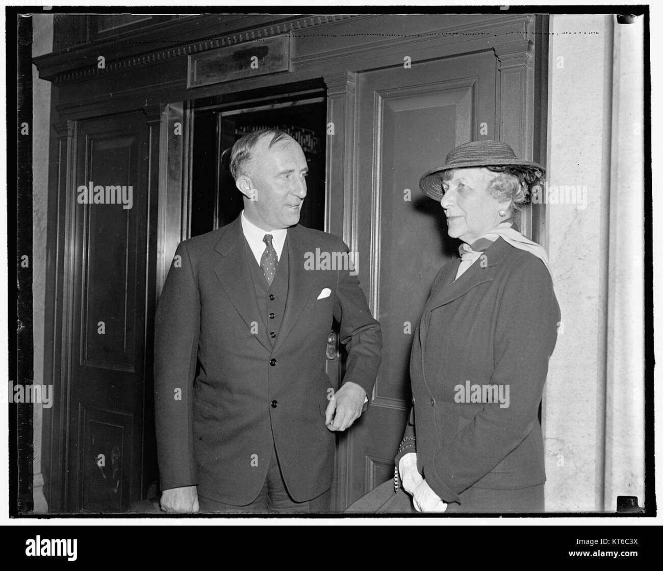 Wilhelm Morgenstierne, ein renommierter Linguist, und Florence Harriman, ein amerikanischer Diplomat, werden auf diesem Foto von Harris & Ewing, einem berühmten Fotostudio in Washington, D.C., dargestellt. Stockfoto