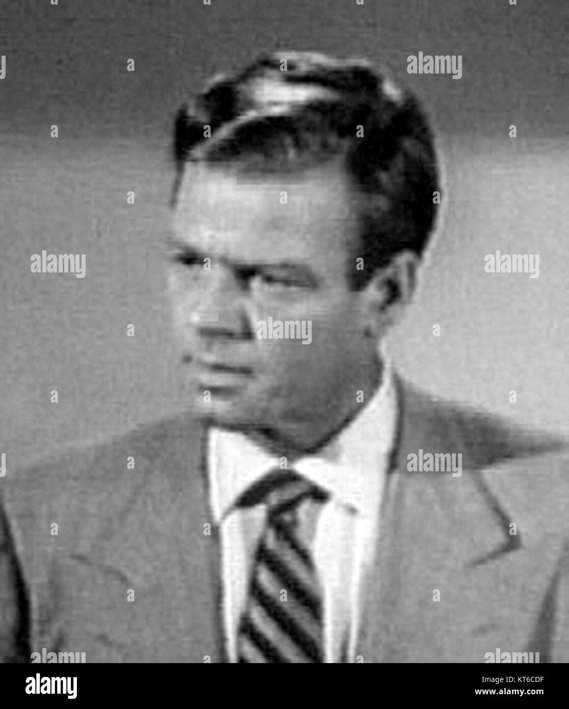 William Ching war ein US-amerikanischer Schauspieler, der Mitte des 20. Jahrhunderts für seine Rollen in Film und Fernsehen bekannt war. „DOA“ bezieht sich auf den 1950 erschienenen Film Noir-Krimi, in dem Ching zu sehen war. Der Film dreht sich um einen Mann, der entdeckt, dass er vergiftet wurde und wenig Zeit hat, seinen eigenen Mörder zu finden. Stockfoto