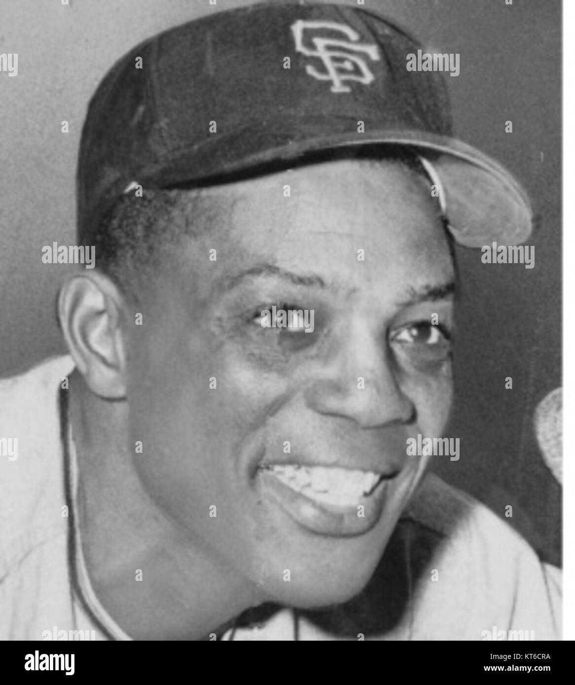 Dieses Bild zeigt ein abgeschnittenes Foto von Willie Mays, einem der berühmtesten amerikanischen Baseballspieler der Geschichte, der für seine Erfolge bei den New York und San Francisco Giants bekannt ist. Stockfoto