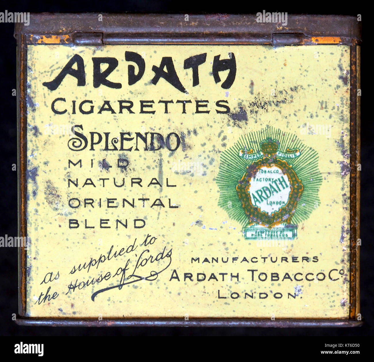 Die Rückseite einer Zigarettendose von Ardath zeigt das Vintage-Verpackungsdesign der Marke und spiegelt die Werbe- und Markenstile ihrer Ära wider. Ardath war eine beliebte Zigarettenmarke, die für ihre unverwechselbaren Dosen und Marketingstrategien bekannt ist. Stockfoto