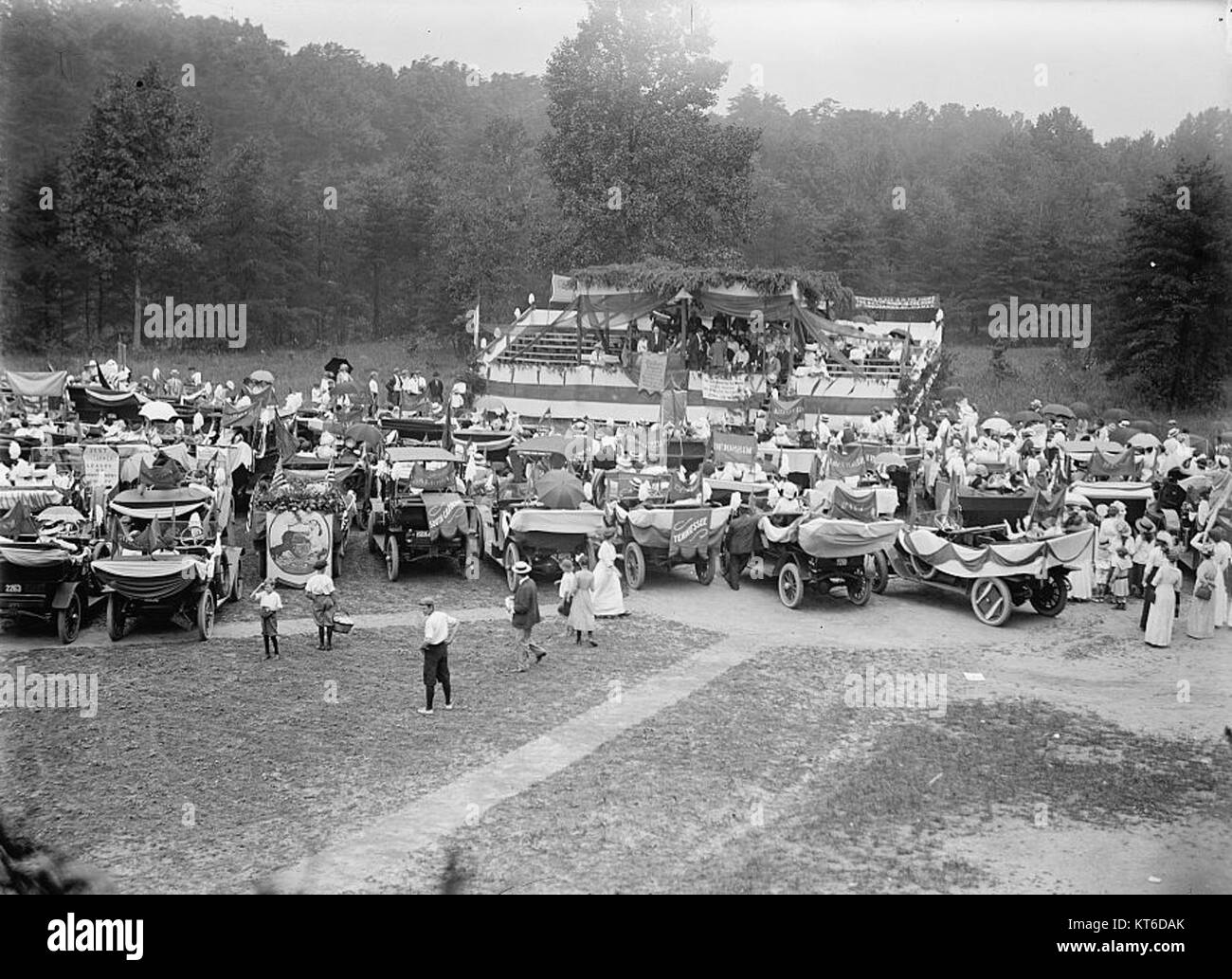 Ein historisches Foto oder Ereignis im Zusammenhang mit der Frauenwahlrechtsbewegung, das einen marsch zum Senat zeigt, der sich für das Wahlrecht der Frauen einsetzt. Stockfoto