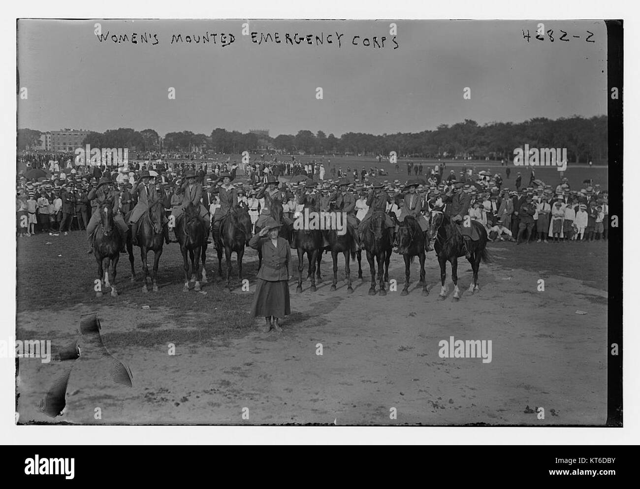 Das Women's Mounted Emergency Corps war eine Freiwilligenorganisation, die gegründet wurde, um in Notfällen Unterstützung zu leisten. Die Gruppe leistete in kritischen Situationen erste-Hilfe- und andere Dienstleistungen. Stockfoto