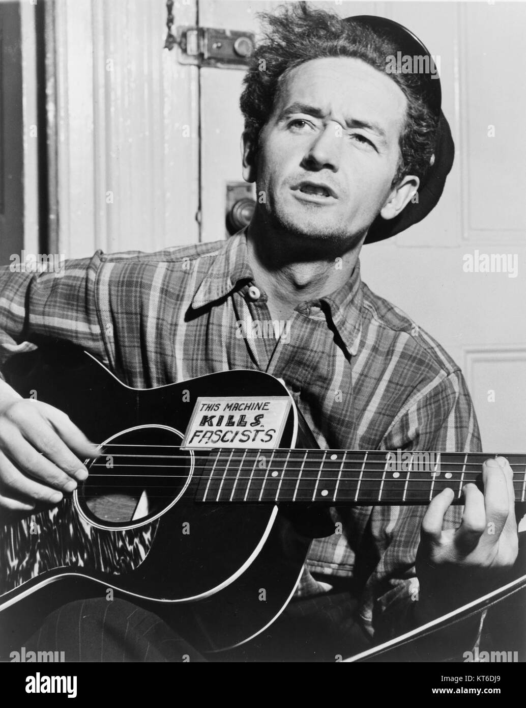 Woody Guthrie, ein legendärer amerikanischer Folk-Musiker, ist in *NYWTS* (New York World-Telegram and Sun) zu sehen. Guthrie wird für seine Beiträge zur amerikanischen Musik und sozialen Bewegungen gefeiert. Stockfoto