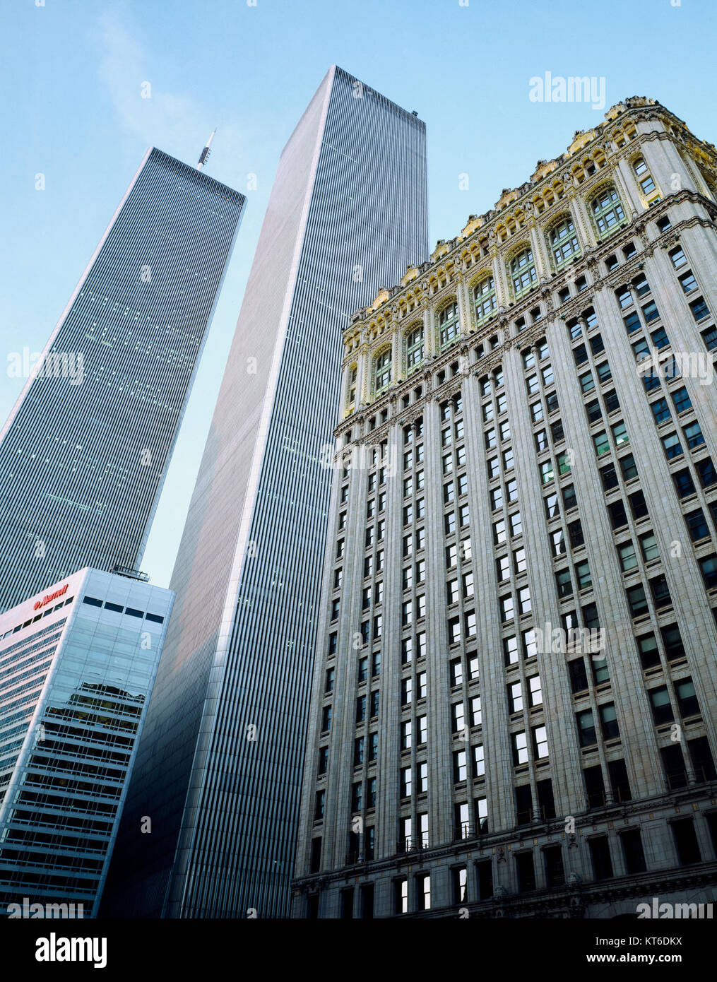Dieses Bild bezieht sich auf die World Trade Center Towers, einst die Wahrzeichen von New York City, bevor sie 2001 zerstört wurden. Die Türme waren von zentraler Bedeutung für die Skyline der Stadt und die amerikanische Geschichte. Stockfoto