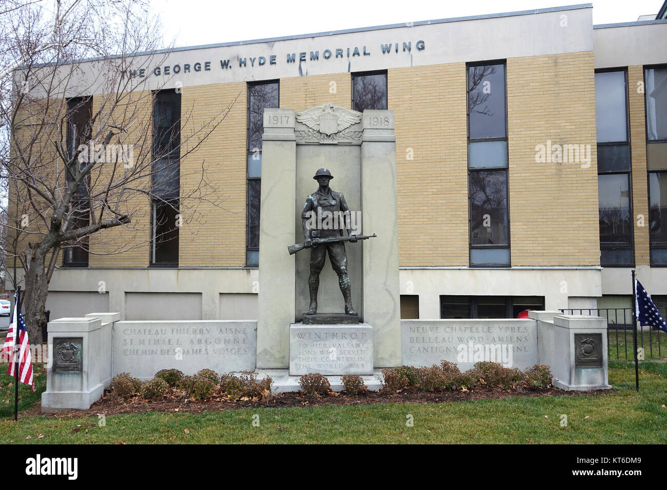 Dieses Foto zeigt das World war I Memorial in Winthrop, Massachusetts, in dem die einheimischen Soldaten geehrt werden, die während des Ersten Weltkriegs dienten. Die Gedenkstätte ist ein Symbol für lokale Opfer und Erinnerung. Stockfoto