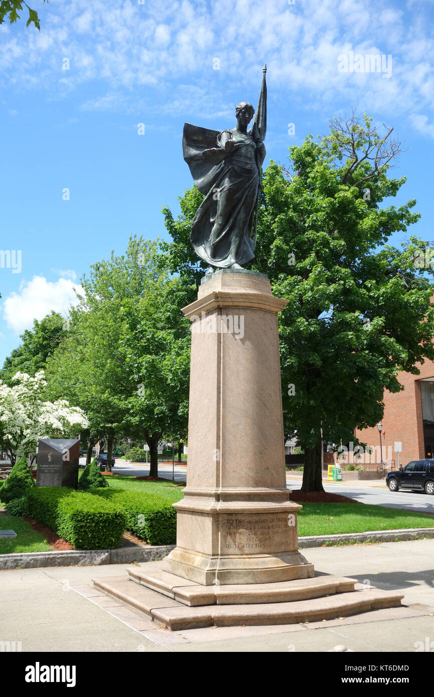 Das World war Memorial in Fitchburg, Massachusetts, ehrt gefallene Soldaten mit einem Denkmal. Es dient als Ort der Erinnerung und Reflexion über diejenigen, die in militärischen Konflikten gedient haben. Stockfoto