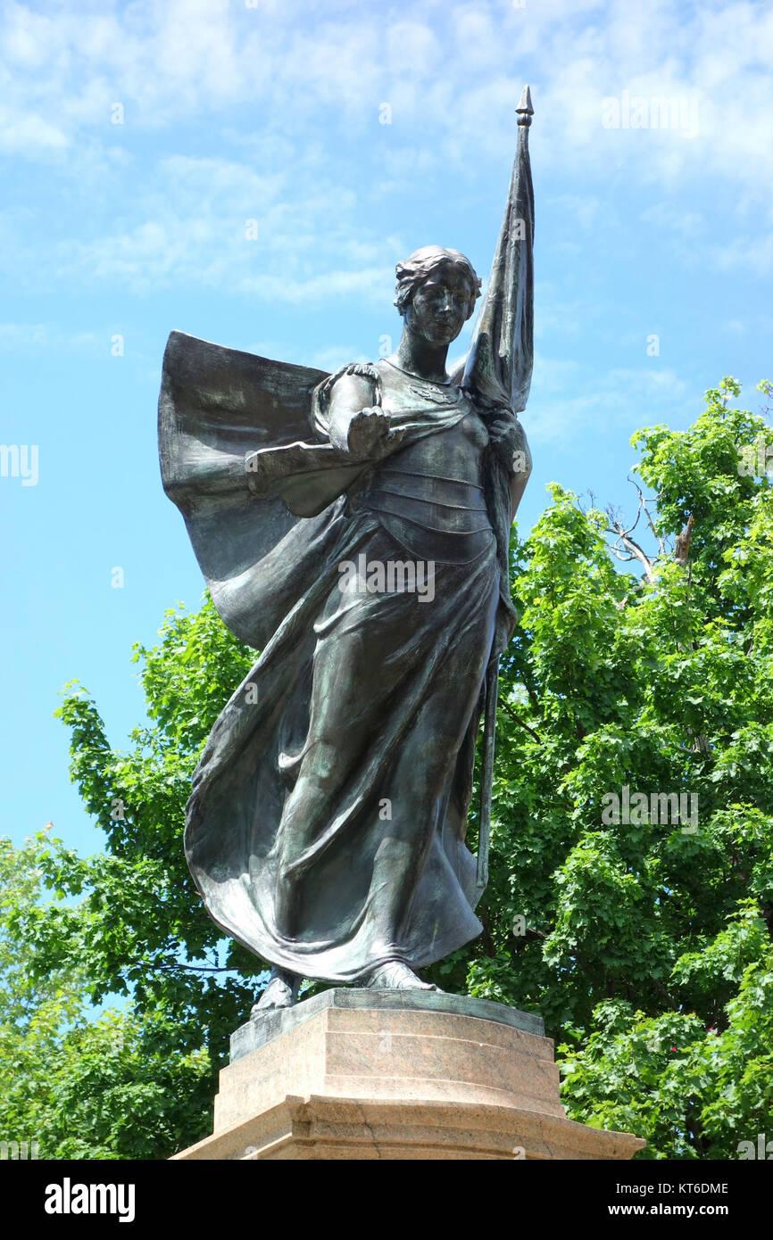 Eine Gedenkstätte für Soldaten des Ersten und Zweiten Weltkriegs in Fitchburg, Massachusetts, die das Leben ehrt, das in diesen Konflikten verloren ging. Das Foto zeigt das Denkmal und die Umgebung. Stockfoto