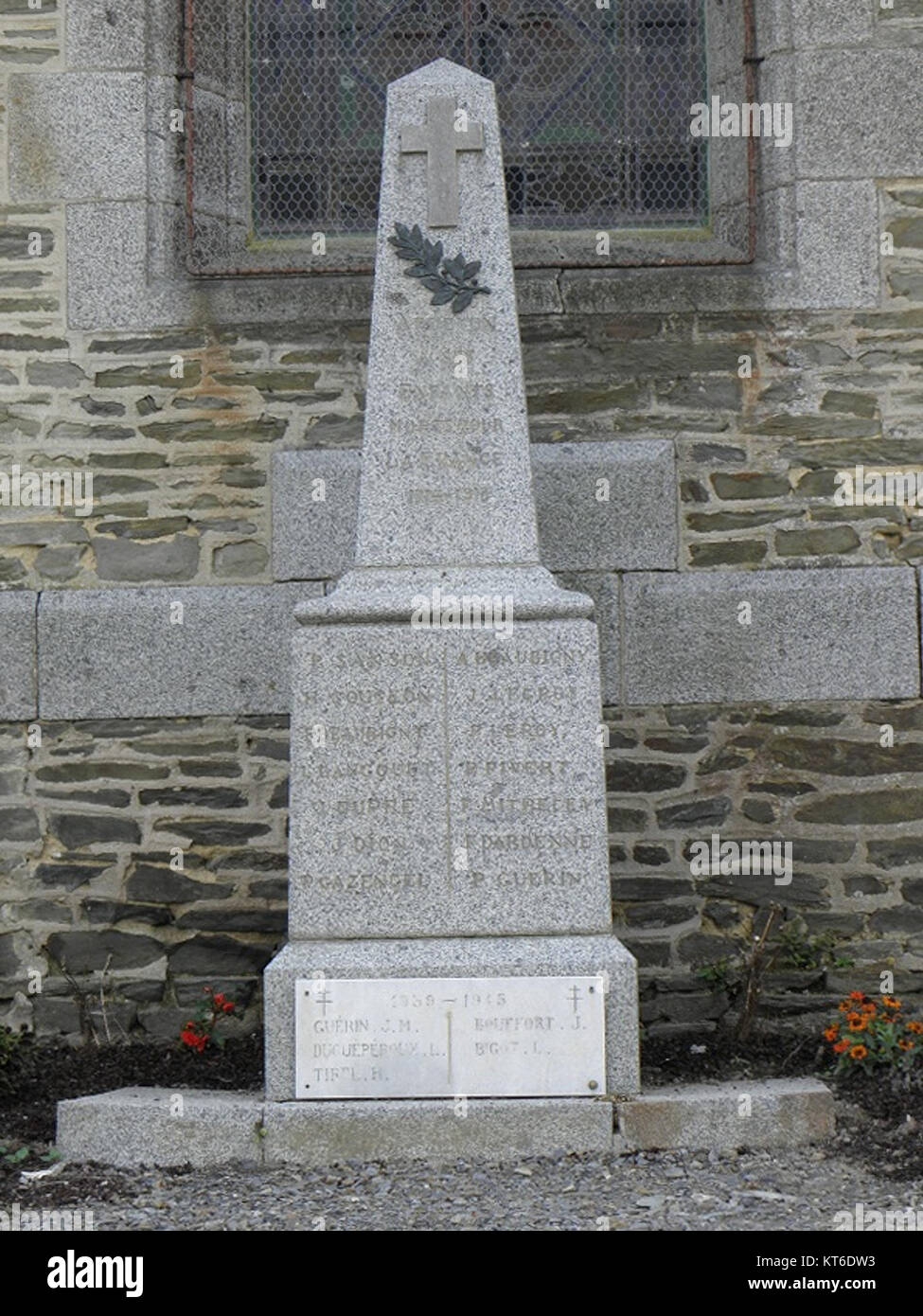 Das Ardevon (50) Monument aux Morts ist ein Kriegsdenkmal in Ardevon, Frankreich, das Soldaten gewidmet ist, die während des Ersten und Zweiten Weltkriegs starben Stockfoto