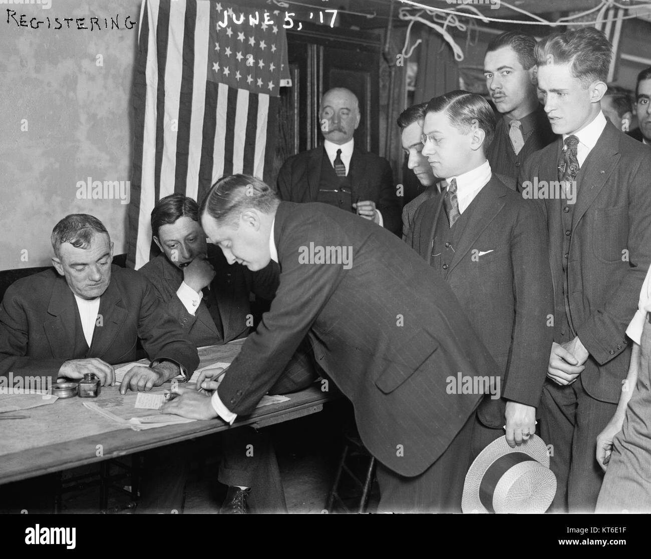 Junge Männer die Registrierung für die Wehrpflicht, New York City, 5. Juni 1917 Stockfoto