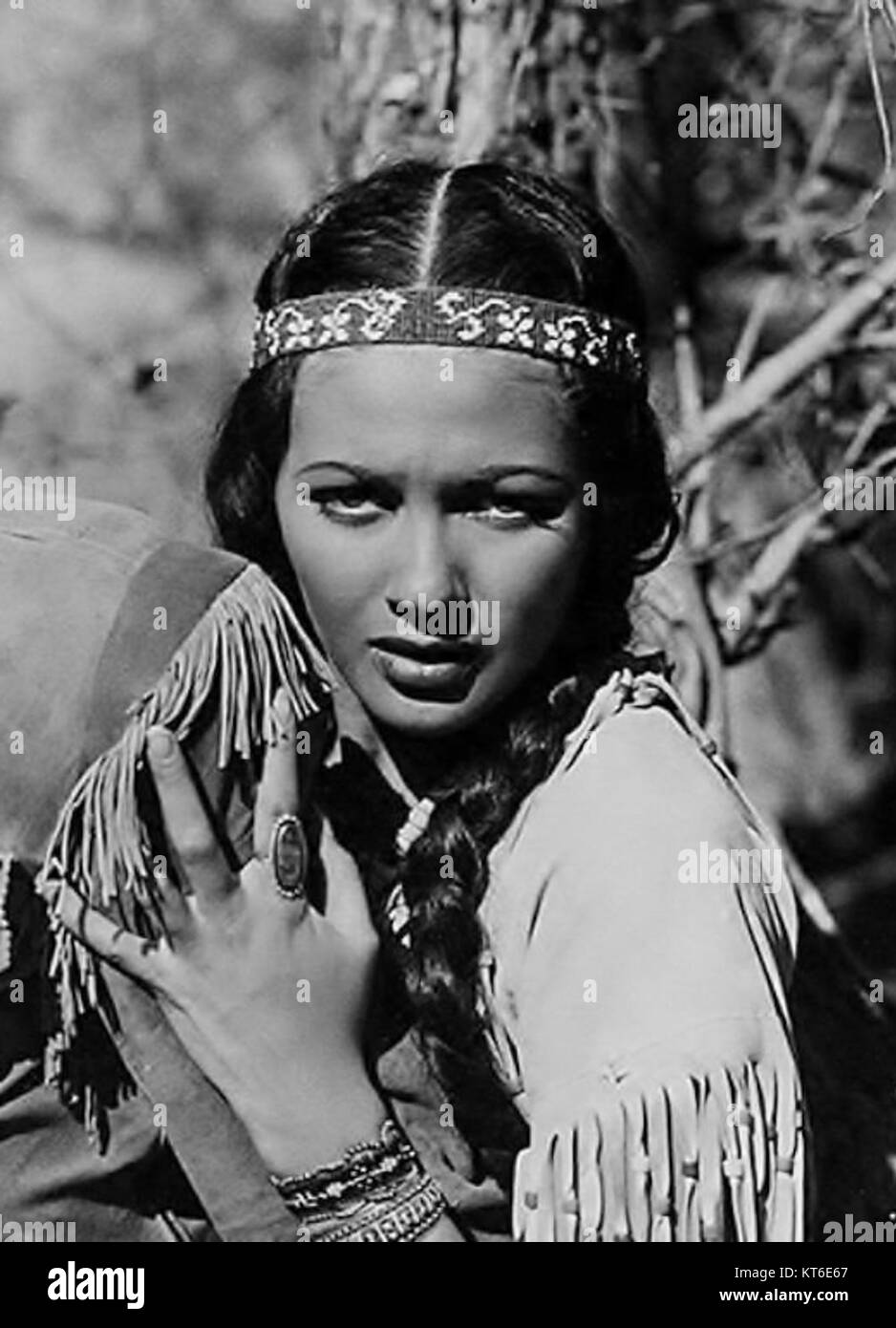 Yvonne de Carlo spielt die Rolle der Mabel in dem 1957 erschienenen Film Deerslayer, einem Western, der auf James Fenimore Coopers Roman basiert. Ihre Rolle als starke, unabhängige Frau vertiefte die Darstellung des Grenzlebens. Stockfoto