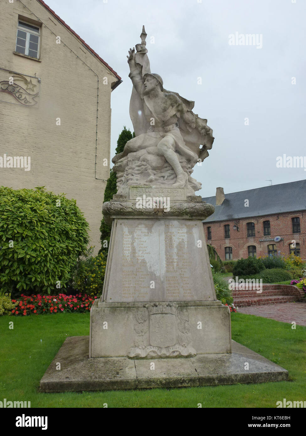 Das Ardres Monument aux Morts in der französischen Region Pas-de-Calais erinnert an die Toten der Weltkriege. Diese Gedenkstätte ist eine Hommage an die Opfer, die Soldaten während dieser Konflikte gebracht haben. Stockfoto