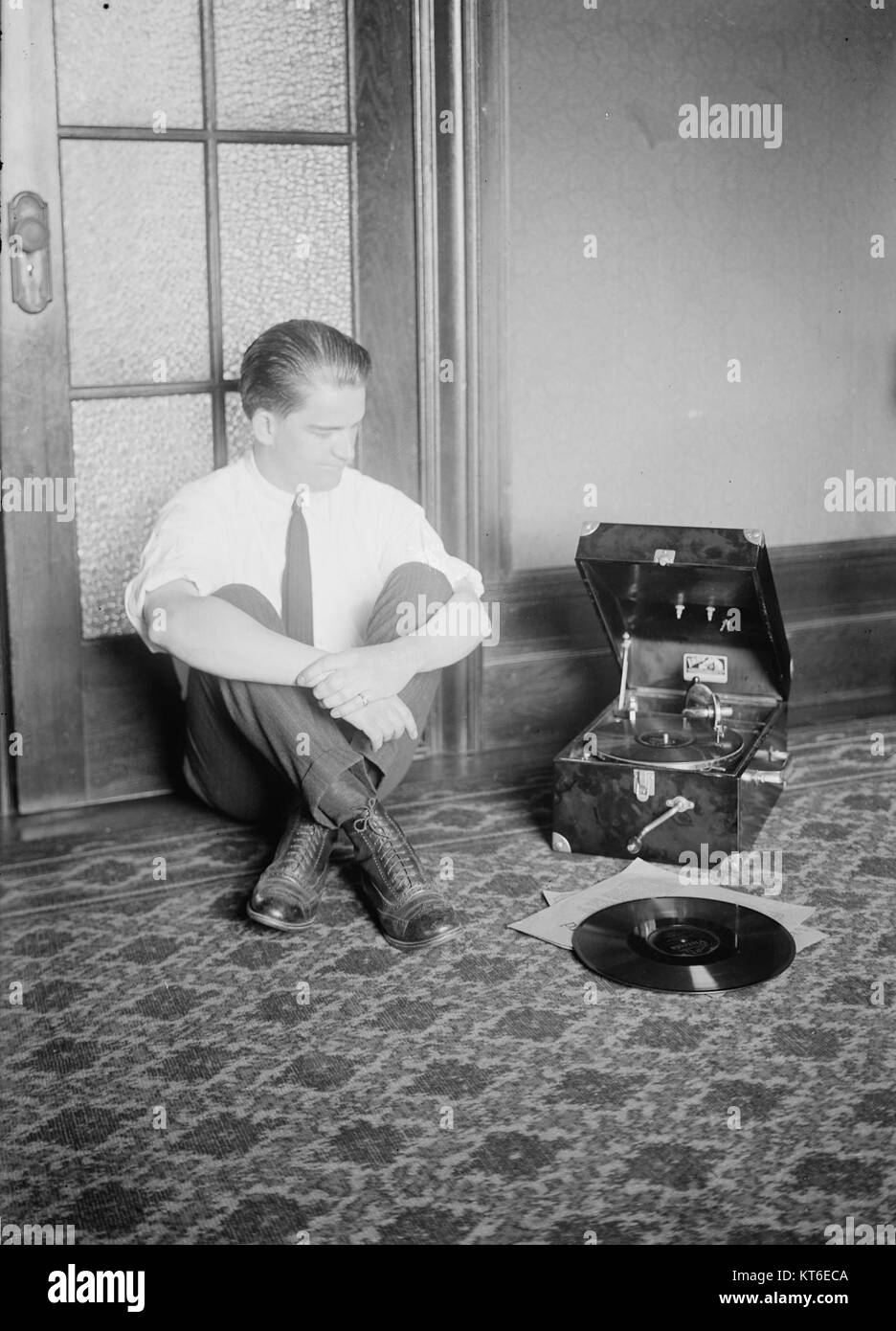 Ein historisches Foto von Zez Confrey neben einem Victor-Phonographen, das die Musiktechnologie des frühen 20. Jahrhunderts und Confreys Rolle in der populären Musik hervorhebt. Stockfoto
