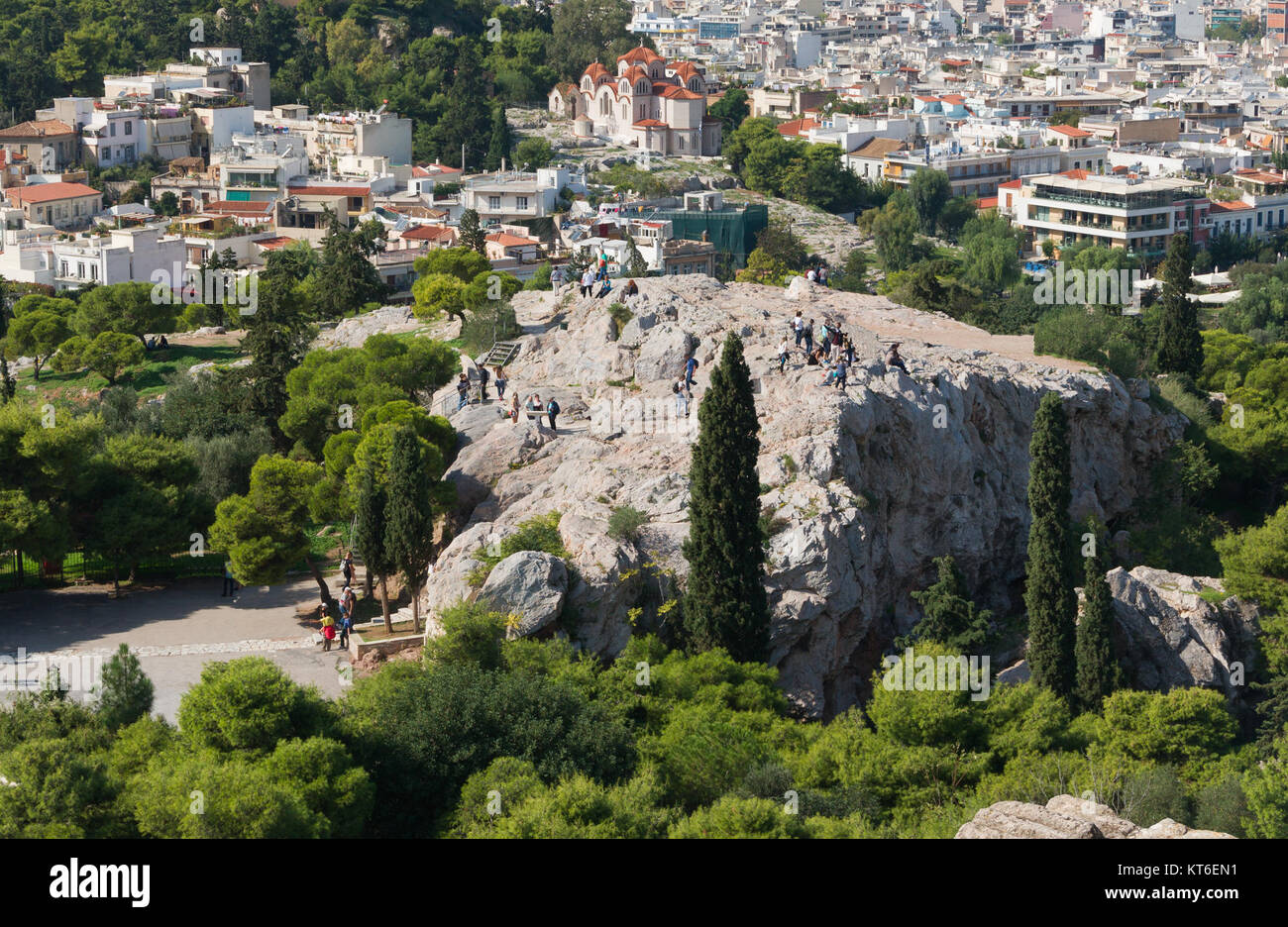 Diese Ansicht zeigt den Areopagus-Hügel in Athen mit einer Perspektive von der Akropolis. Der Areopag ist historisch bedeutsam als der Ort, an dem der Heilige Paulus seine berühmte Rede über den „unbekannten Gott“ an die Athener hielt. Stockfoto