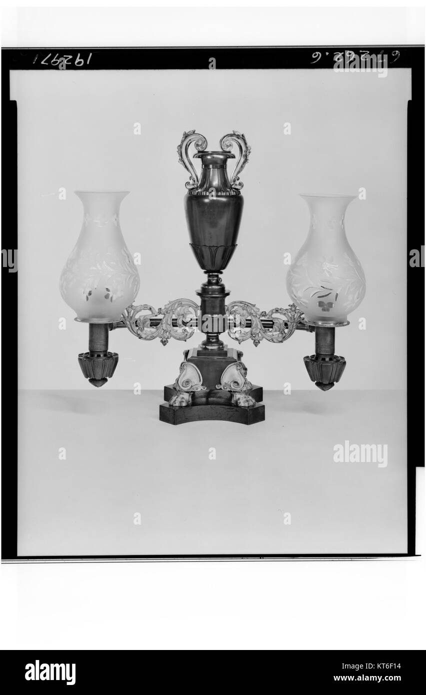 Die Argand-Lampe aus dem 18. Jahrhundert ist ein bedeutender Fortschritt in der Beleuchtungstechnik. Er verwendet einen runden Docht und ist bekannt für seine hellere und effizientere Lichtleistung im Vergleich zu früheren Öllampen. Stockfoto