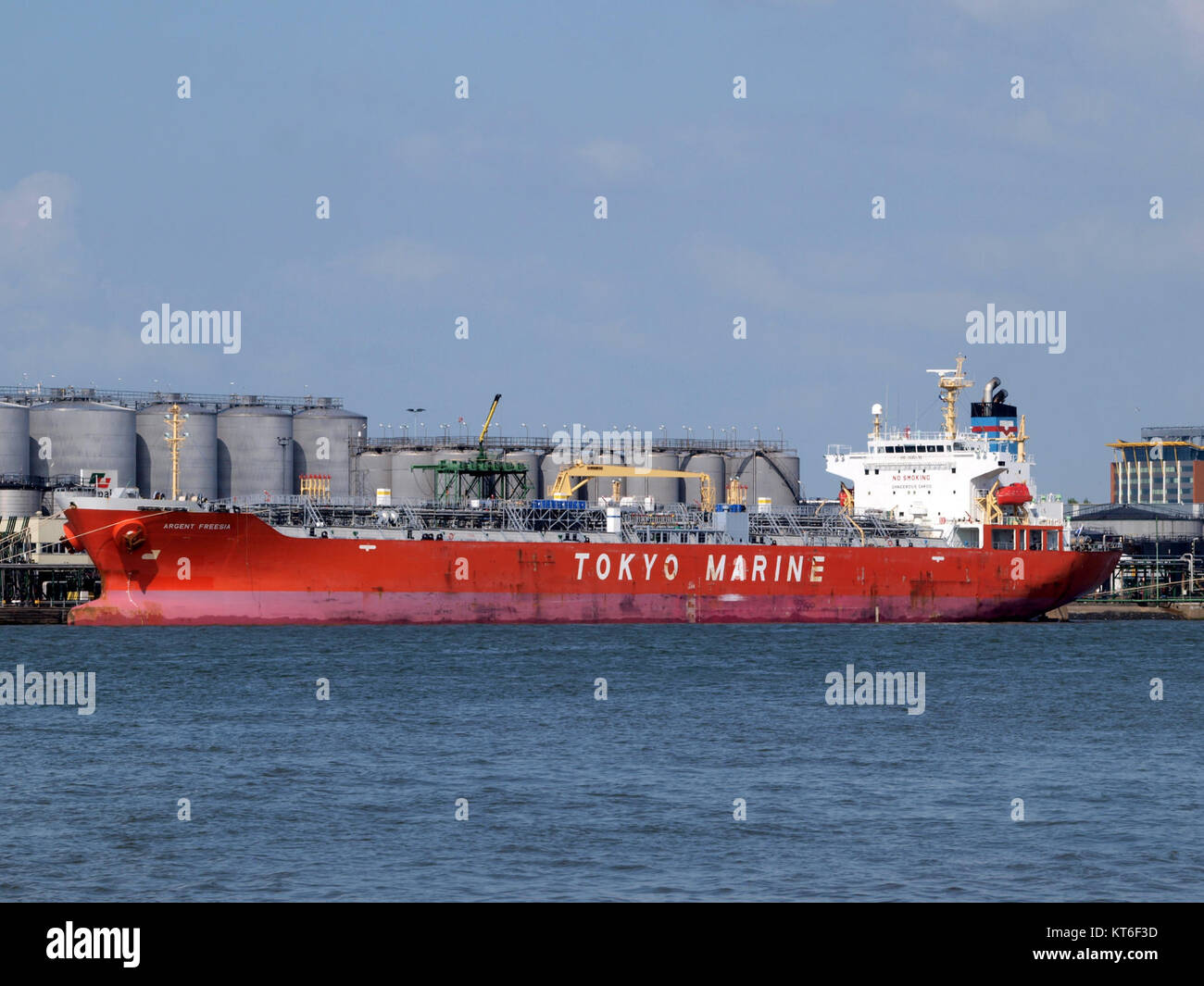 Das Schiff Argent Freesia, gekennzeichnet durch seine IMO-Nummer 9335836, ist ein Handelsschiff, das für seine Tätigkeiten im Welthandel und im Seeverkehr bekannt ist. Stockfoto
