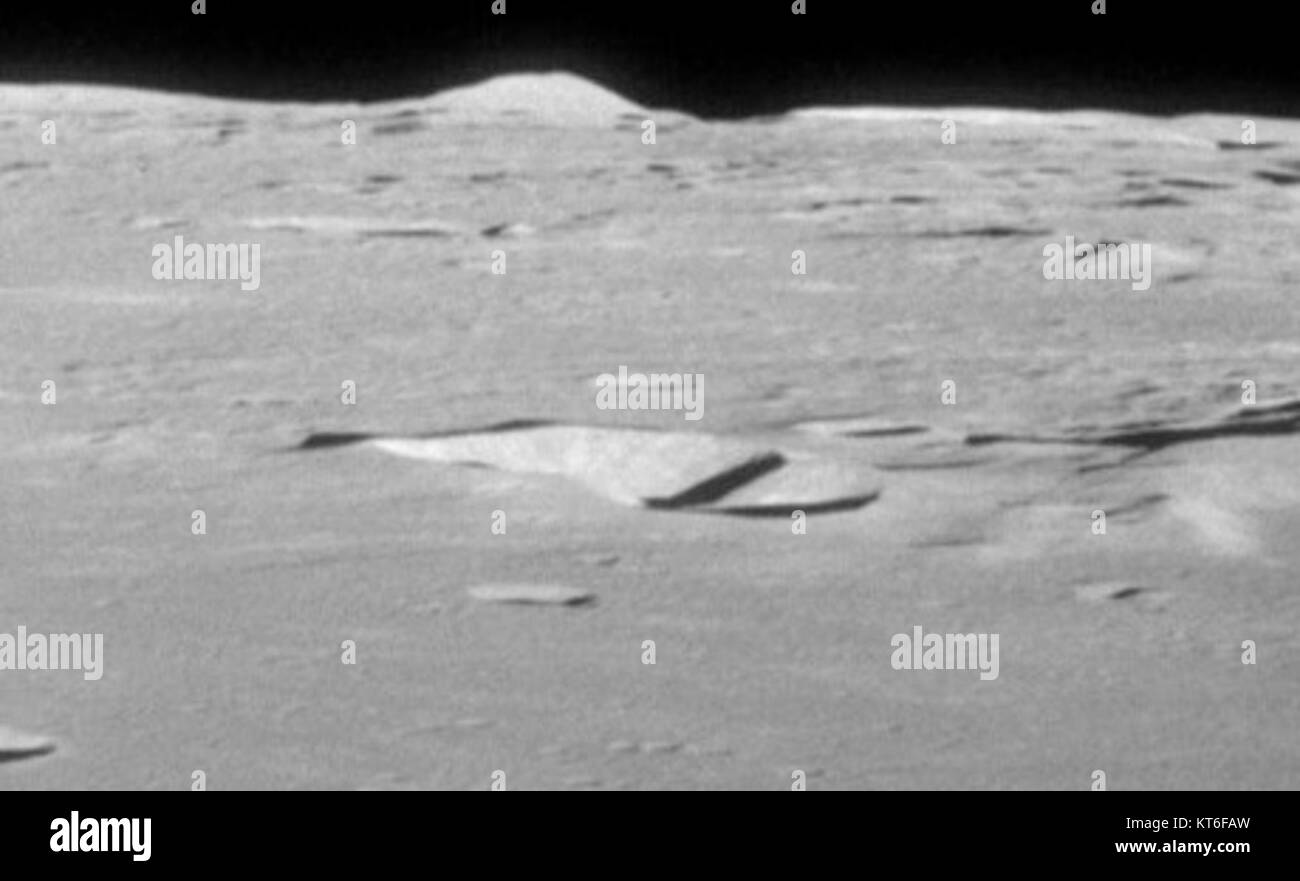 Der Ariadäus-Krater, der während der Apollo-11-Mission fotografiert wurde, ist ein markantes Mondaufprallmerkmal auf der Mondoberfläche. Sie wurde im Rahmen der wissenschaftlichen Erkundung des Mondgeländes erfasst. Stockfoto