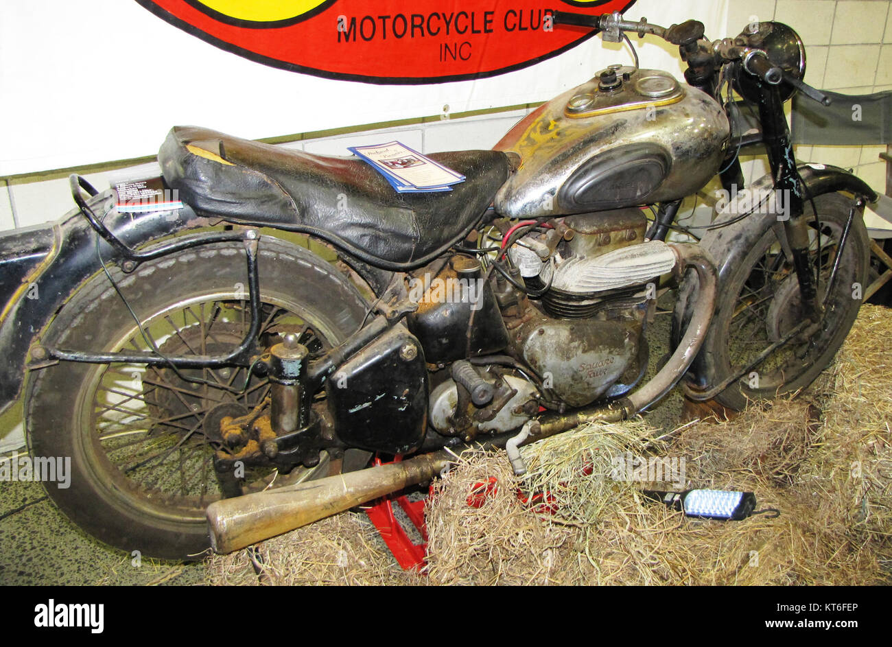 Der Ariel Square Four ist ein Motorradmodell aus dem Jahr 1948, das für sein einzigartiges Design und seine Ingenieurskunst bekannt ist. Es wurde Mitte des 20. Jahrhunderts zu einem legendären Motorrad, das für seine Leistung und Handwerkskunst bekannt war. Stockfoto