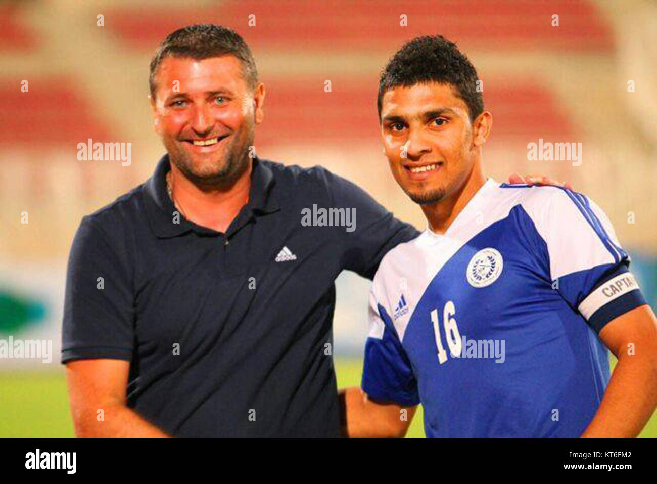 Dieses Bild zeigt Aristic Cioabă und Yaqoob AlQasmi, wahrscheinlich verbunden mit einer künstlerischen oder kulturellen Zusammenarbeit. Ihre Arbeit und Partnerschaft können zeitgenössische Bewegungen oder künstlerische Bestrebungen widerspiegeln und zu kulturellem Austausch oder künstlerischen Entwicklungen in ihrem jeweiligen Bereich beitragen. Stockfoto