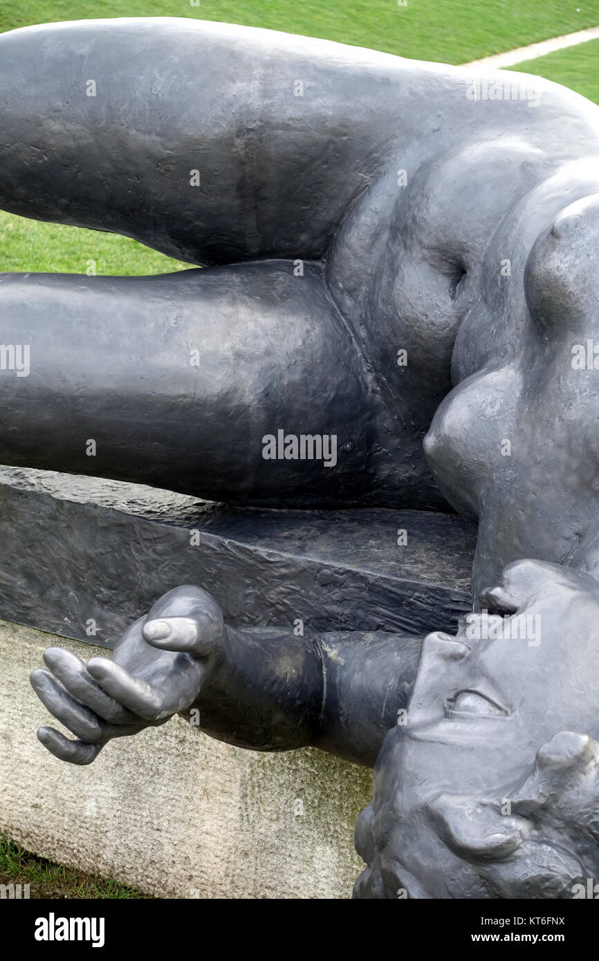 La RiviÃ¨Re von Aristide Maillol ist eine Bronzeskulptur aus dem Jahr 1938, die eine sitzende weibliche Figur in fließender Pose darstellt. Das Kunstwerk spiegelt Maillols Fokus auf die menschliche Form und die klassischen Einflüsse in seinen Skulpturen wider. Stockfoto