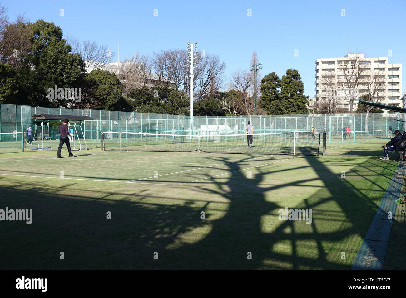 Die Tennisplätze im Arisugawa Park, der sich im Arisugawa-no-miya Memorial Park in Tokio befindet, bieten einen öffentlichen Raum für Tennisfans. Der Park selbst ist ein gut gepflegtes Gebiet, das für sein üppiges Grün und historische Denkmäler bekannt ist, was ihn zu einem beliebten Ort für Einheimische und Touristen gleichermaßen macht. Stockfoto