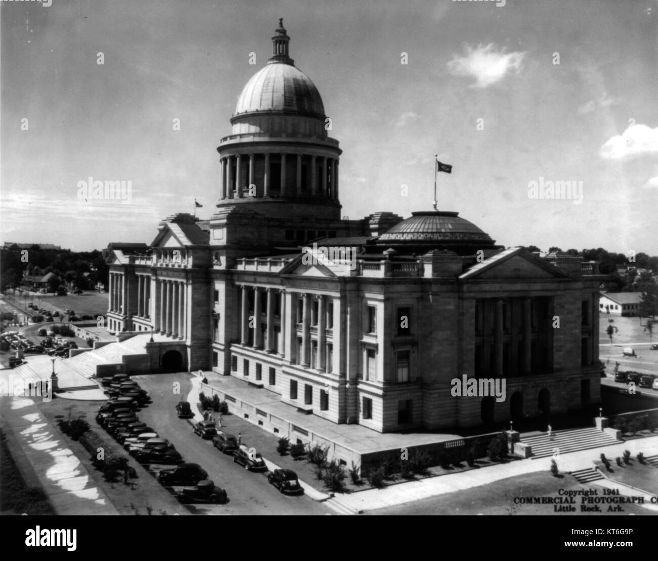 Das Arkansas State Capitol, das 1941 eingenommen wurde, ist ein ikonisches Gebäude in Little Rock, das für seine neoklassizistische Architektur und politische Bedeutung im Bundesstaat Arkansas bekannt ist. Stockfoto