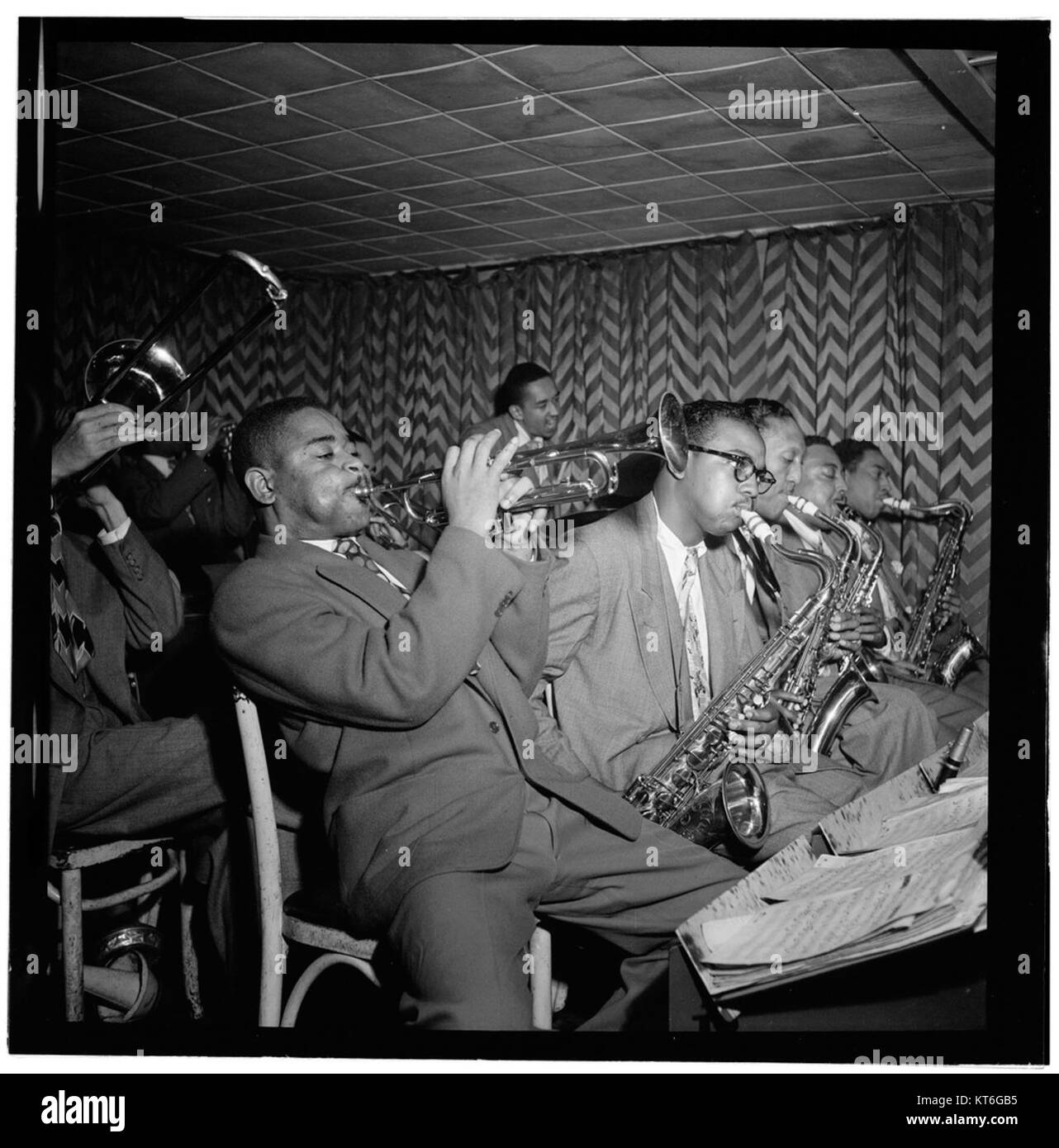 Dieses ikonische Porträt fängt die Jazzlegenden Dizzy Gillespie, James Moody und Howard Johnson in einem Moment musikalischer Geschichte ein, aufgenommen 1947 in New York City. Stockfoto