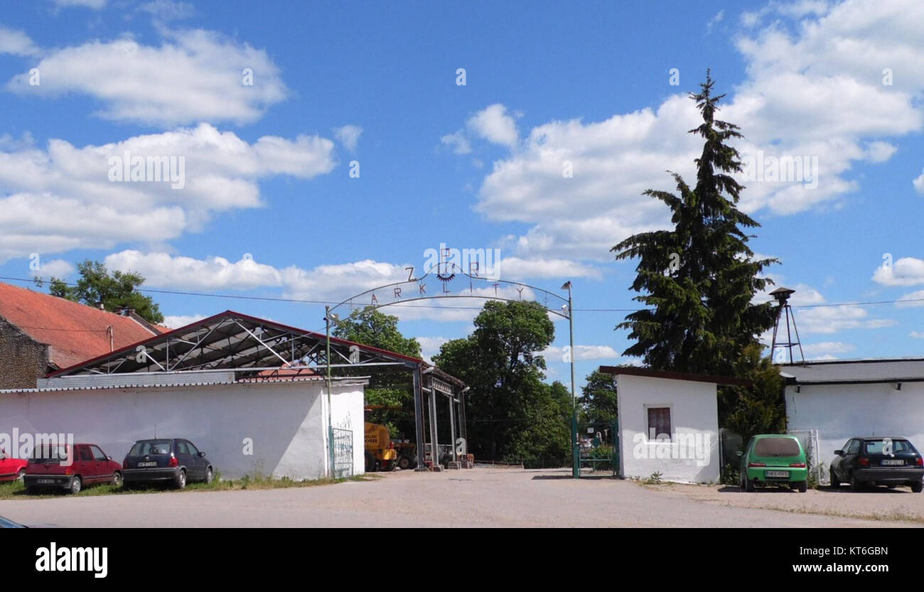 Foto von ARKLITY, ab - 009, eine andere Perspektive des Schlossparks in Arklity, Polen, mit Betonung der Landschaftsgestaltung. Stockfoto