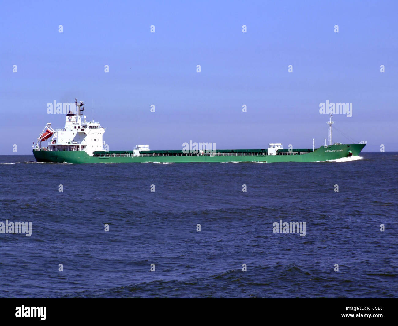 Die Arklow Wind, ein Schiff zur Installation von Windparks, nähert sich dem Hafen von Rotterdam und unterstreicht seine Rolle bei der Entwicklung erneuerbarer Energien und Offshore-Windprojekten. Stockfoto