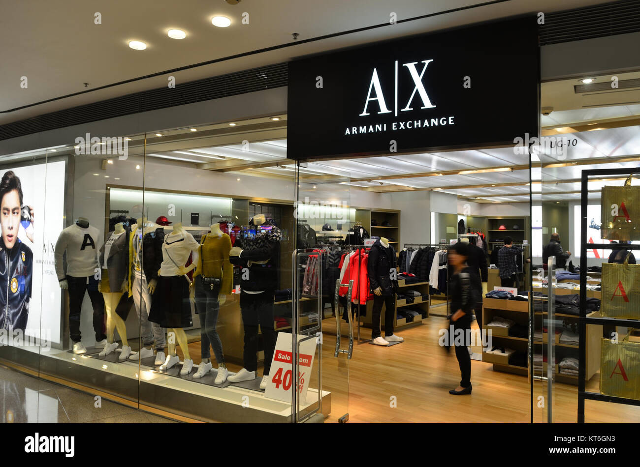 Armani Exchange Festival Walk ist ein Einzelhandelsstandort, Teil der Marke Armani Exchange, die für ihren modischen Stil bekannt ist. Sie stellt den Schnittpunkt von High-End-Mode und Einzelhandel dar. Stockfoto