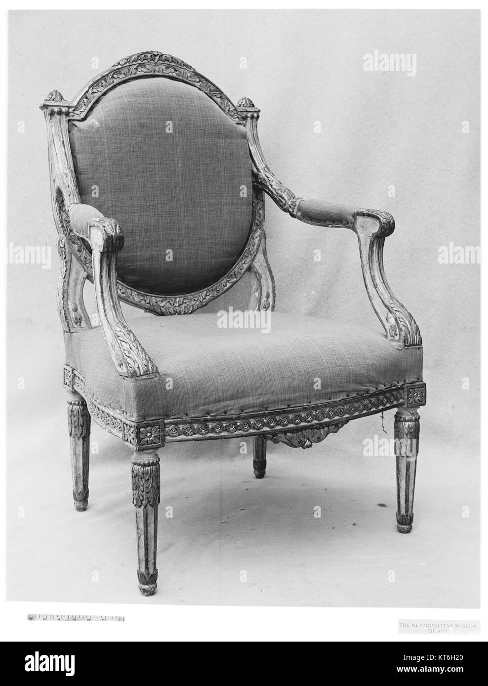 Dieser Sessel, Teil eines Paares, ist ein historisches Möbelstück, das wahrscheinlich Handwerkskunst aus seiner Zeit zeigt. Es repräsentiert die Designtrends und kulturellen Geschmäcker seiner Ära. Stockfoto