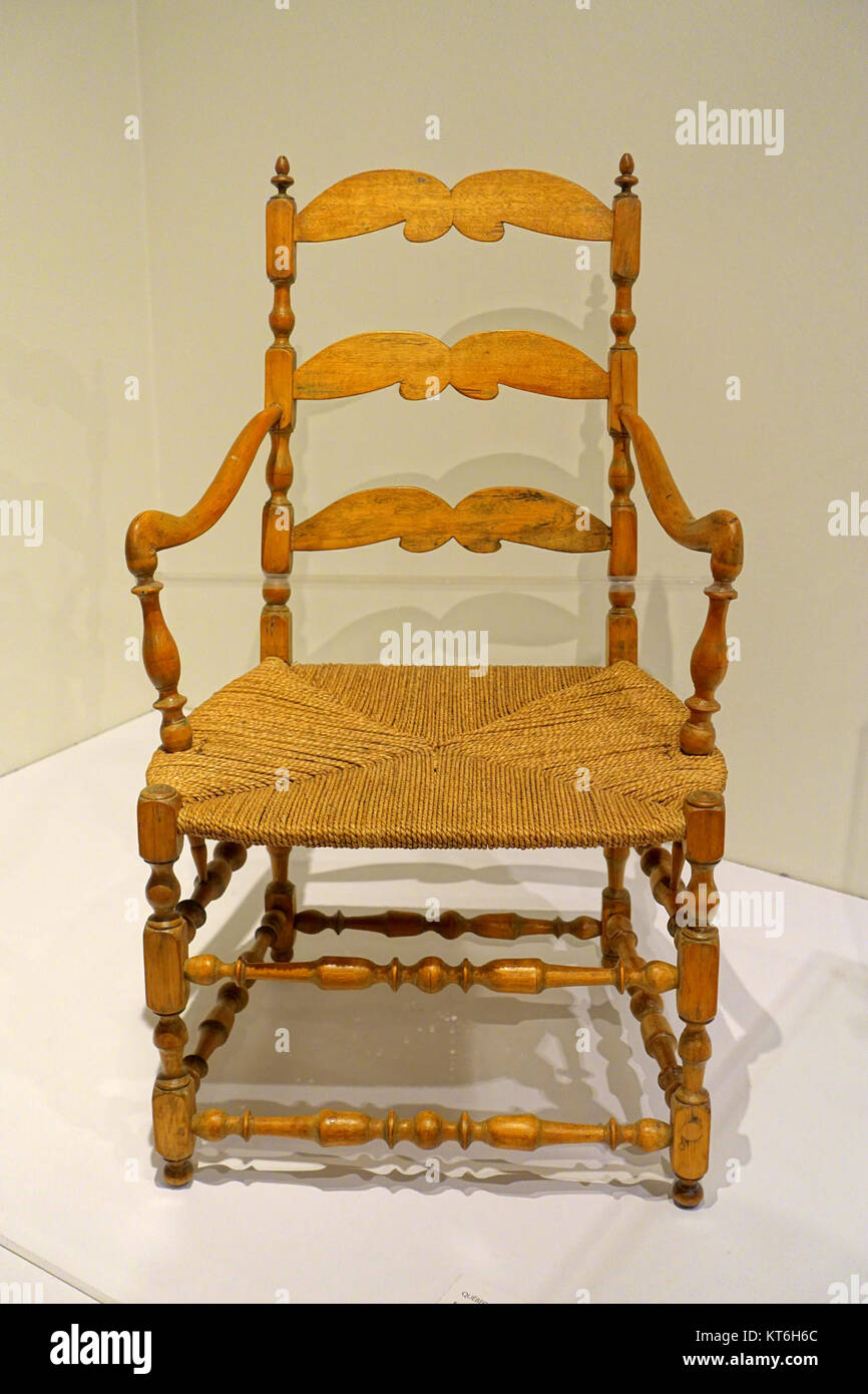 Dieser Sessel aus den 1700er Jahren aus Quebec, der im Montreal Museum of Fine Arts ausgestellt wurde, ist aus Hartholz gefertigt und zeigt die Handwerkskunst der damaligen Zeit. Stockfoto