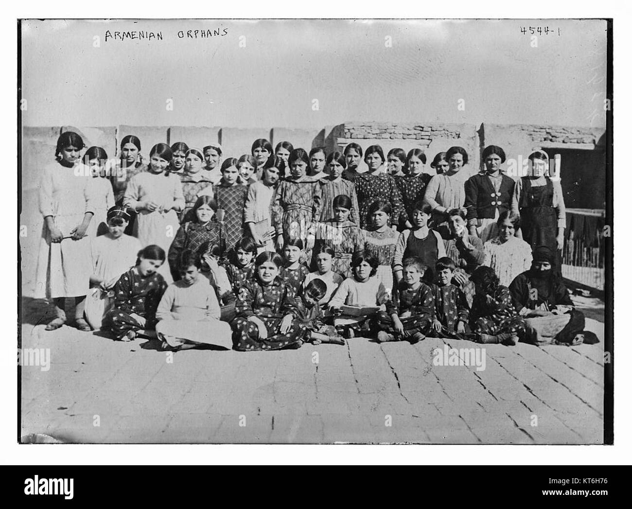 Dieses historische Foto zeigt armenische Waisen, wahrscheinlich aus dem frühen 20. Jahrhundert, die die Folgen des Konflikts und die Auswirkungen auf Kinder darstellen, die von Krieg und Vertreibung betroffen sind. Stockfoto