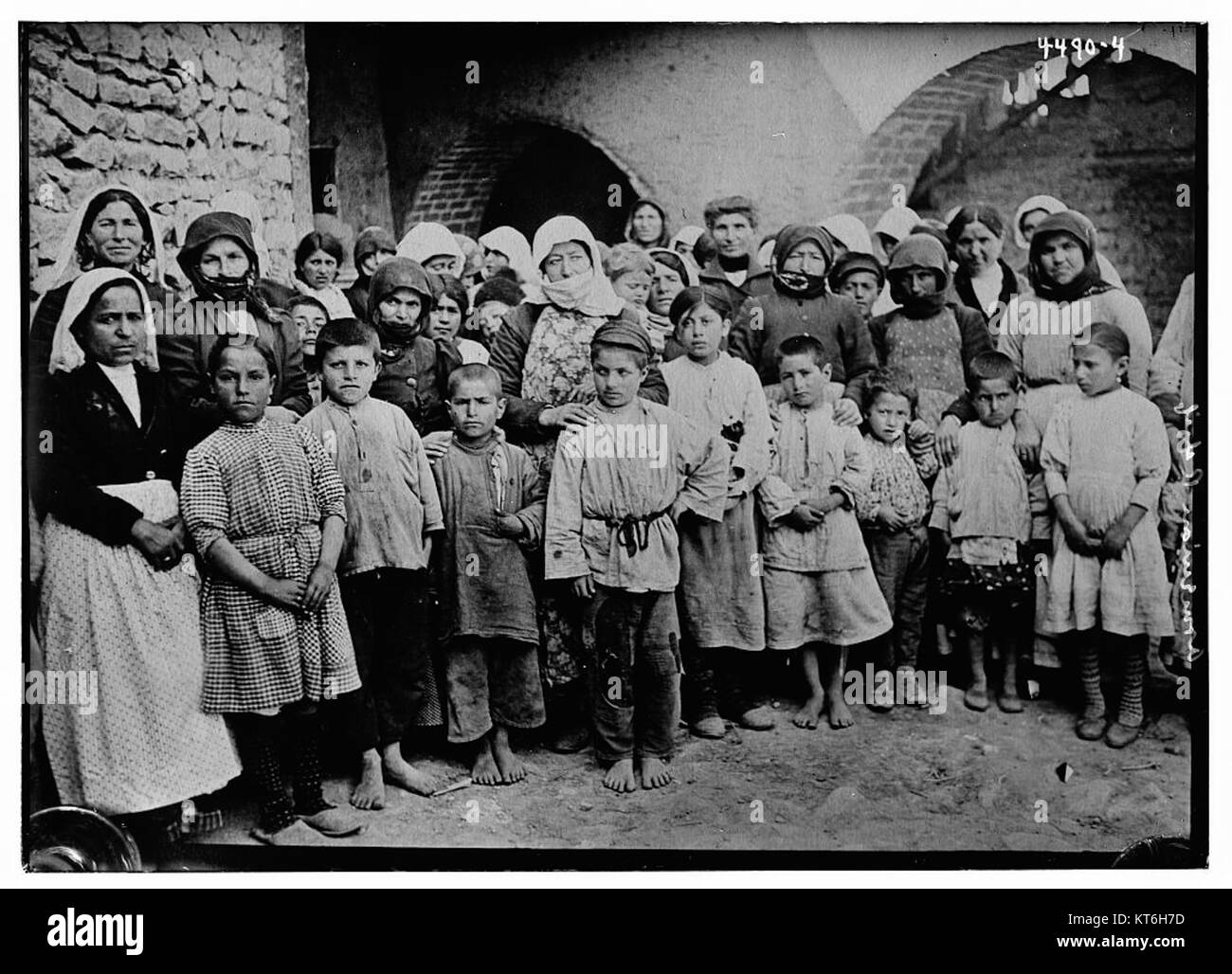 Die armenische Hilfe bezieht sich auf Hilfe oder Bemühungen zur Unterstützung der Armenier, insbesondere in Zeiten von Not oder Krise. Sie kann humanitäre Hilfe, politische Unterstützung oder kulturelle Initiativen umfassen. Stockfoto