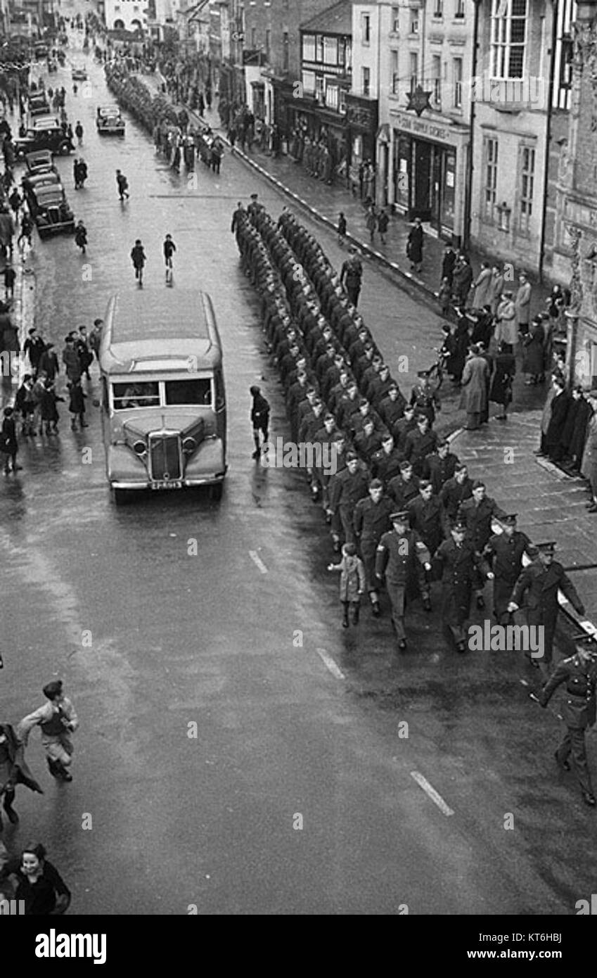 Die Parade zum Armistice Day in Newtown erinnert an das Ende des Ersten Weltkriegs und ehrt diejenigen, die im Militär gedient haben. Es ist ein jährliches Ereignis, das die Gemeinschaft zusammenbringt, um sich zu erinnern und zu reflektieren. Stockfoto