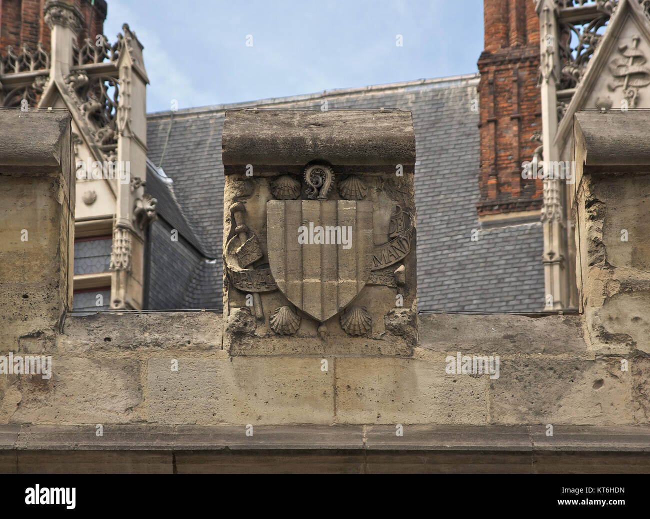 Das Wappen von Jacques d'Amboise befindet sich im Hotel HÃ de Cluny in Paris und ist ein historisches Wappen, das das Erbe und die Bedeutung des Adels familyâ in der französischen Geschichte repräsentiert. Das Wappen ist Teil des architektonischen Erbes im Cluny Museum. Stockfoto