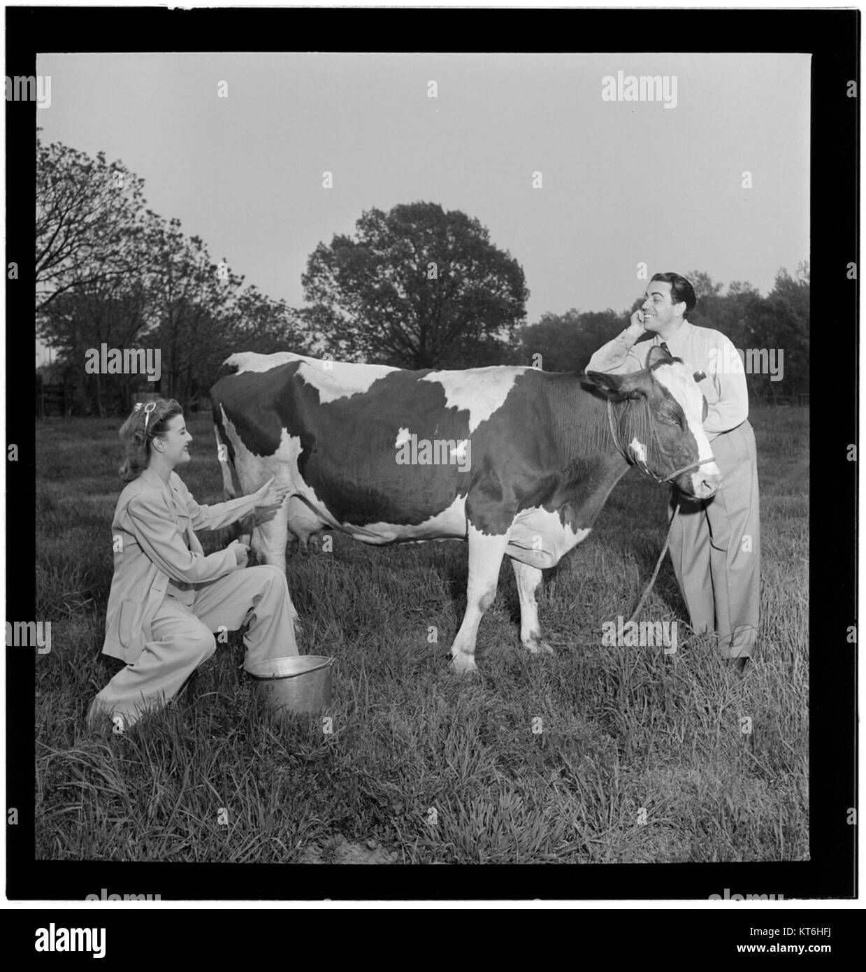 Dieses Schwarzweiß-Foto vom Juni 1947 zeigt Enric Madriguera, einen kubanischen Musiker, und Patricia Gilmore auf ihrer Farm in Connecticut. Das Bild spiegelt den ländlichen Lebensstil der Nachkriegszeit und die Verbindung des Paares zu Musik und Landwirtschaft wider. Stockfoto