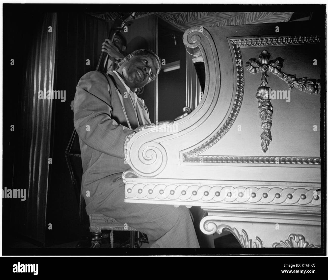 Dieses Porträt von Erroll Garner, aufgenommen zwischen 1946 und 1948 in New York, fängt den renommierten Jazzpianisten in einem Moment der Reflexion ein. Garnerâ einzigartiger Stil und musikalischer Einfluss machten ihn zu einer der bedeutendsten Jazzfiguren des 20. Jahrhunderts. Stockfoto