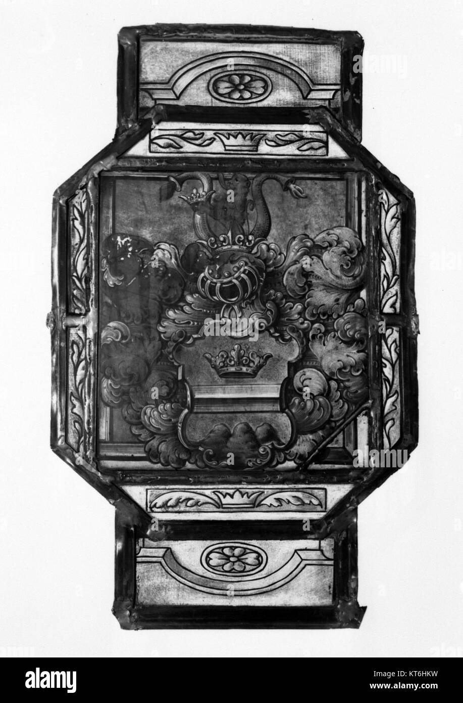 Diese Wappentafel, die in der Sammlung des Metropolitan Museum of Art gehalten wird, zeigt heraldische Symbole, die zur Identifizierung von Familien oder Regionen verwendet werden, und bietet einen Einblick in europäische heraldische Traditionen. Stockfoto