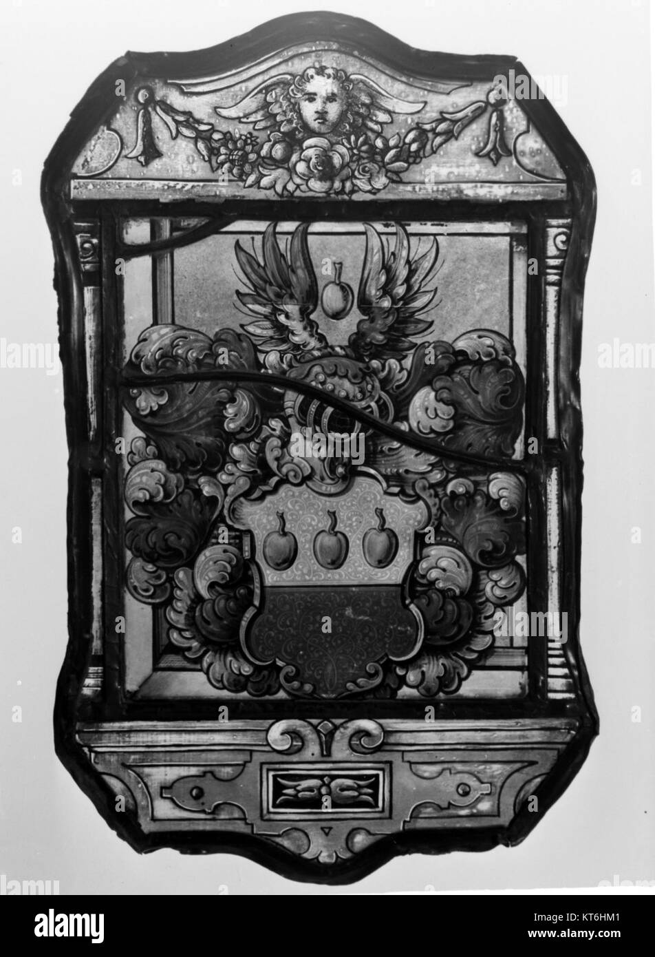 Das Armorial Panel, katalogisiert als MET 126993, ist ein historisches Artefakt mit komplizierten heraldischen Designs. Es ist Teil der Sammlung des Metropolitan Museum of Art, die die Kunst und Symbolik der mittelalterlichen Heraldik hervorhebt. Stockfoto