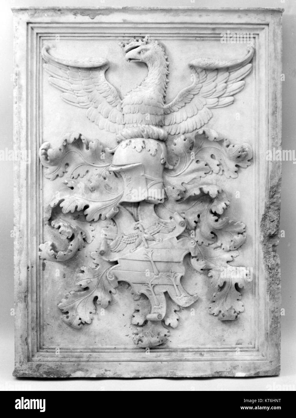 Die Wappentafel im Metropolitan Museum of Art zeigt ein Wappen, das Einblicke in heraldisches Design und Symbolismus bietet. Stockfoto