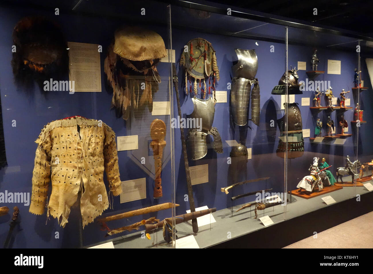 Dieses Bild zeigt eine Rüstung im Glenbow Museum in Calgary, Kanada. Das Museum ist bekannt für seine vielfältige Sammlung historischer Artefakte, einschließlich Waffen und Rüstungen aus verschiedenen Kulturen, die die Handwerkskunst und historische Bedeutung dieser Objekte zeigen. Stockfoto
