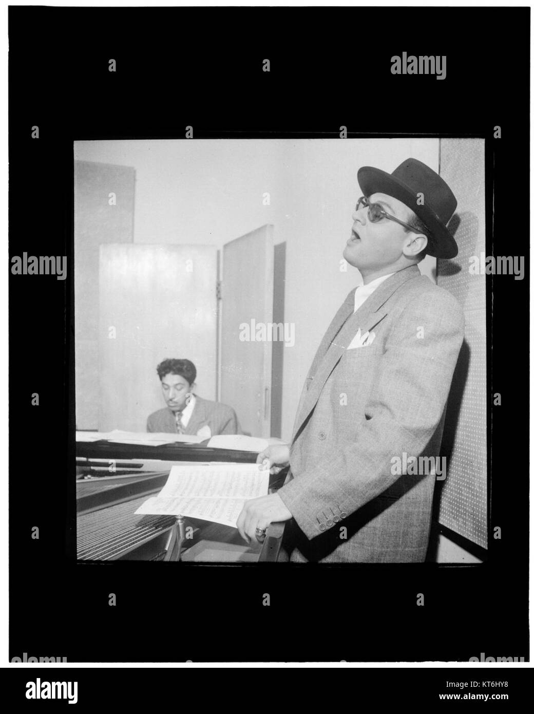 Porträt des Sängers Frankie Laine, aufgenommen zwischen 1946 und 1948 in New York City, um seinen Beitrag zur amerikanischen Musik hervorzuheben. Stockfoto