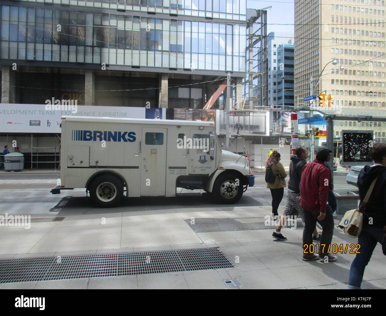 Das Bild eines gepanzerten Wagens an der Ecke University und Dundas, aufgenommen 2017, zeigt ein modernes Sicherheitsfahrzeug in einer städtischen Umgebung. Er hebt hervor, dass in den Metropolregionen Sicherheitsmaßnahmen vorhanden sind. Stockfoto