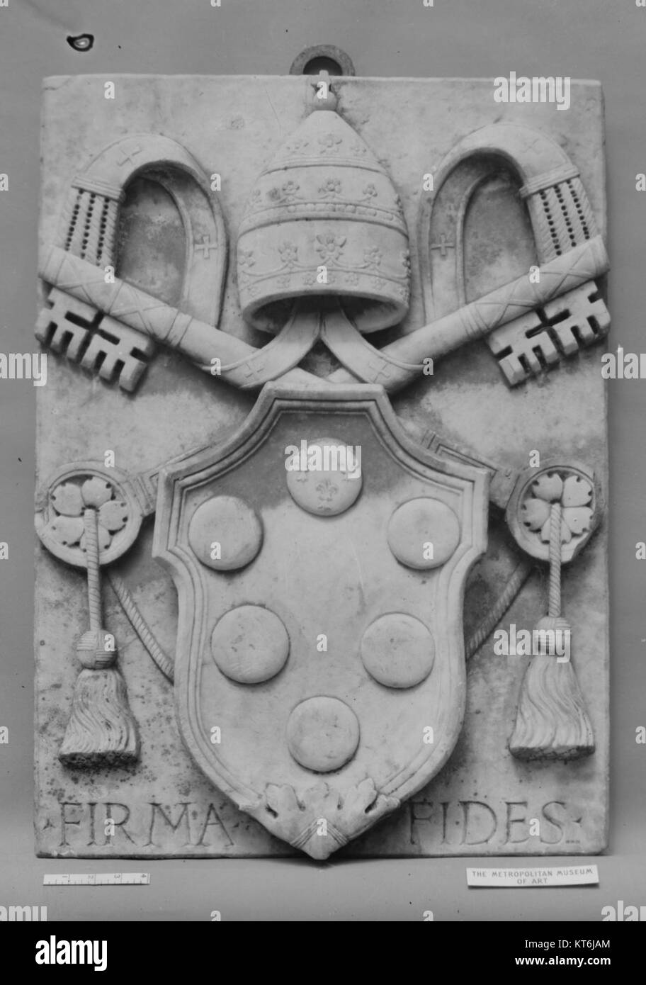 Das Wappen von Papst Pius IV., geschaffen für Giovanni Angelo Medici von Mailand, der von 1559 bis 1565 regierte, wurde auf diesem Objekt gezeigt. Er hebt die heraldischen Symbole hervor, die mit der Identität des Papstes verbunden sind. Stockfoto