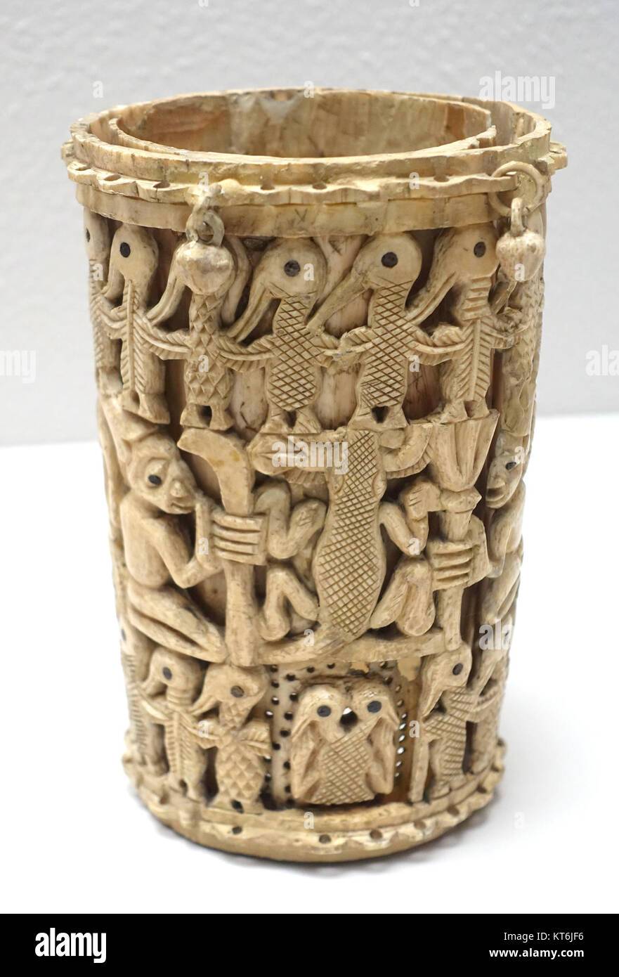 Eine Elfenbeinarmband aus Owo, Yoruba, aus dem 18. Jahrhundert, untergebracht im Ethnologischen Museum in Berlin. Es ist ein bedeutendes Artefakt, das die Handwerkskunst der Yoruba repräsentiert. Stockfoto