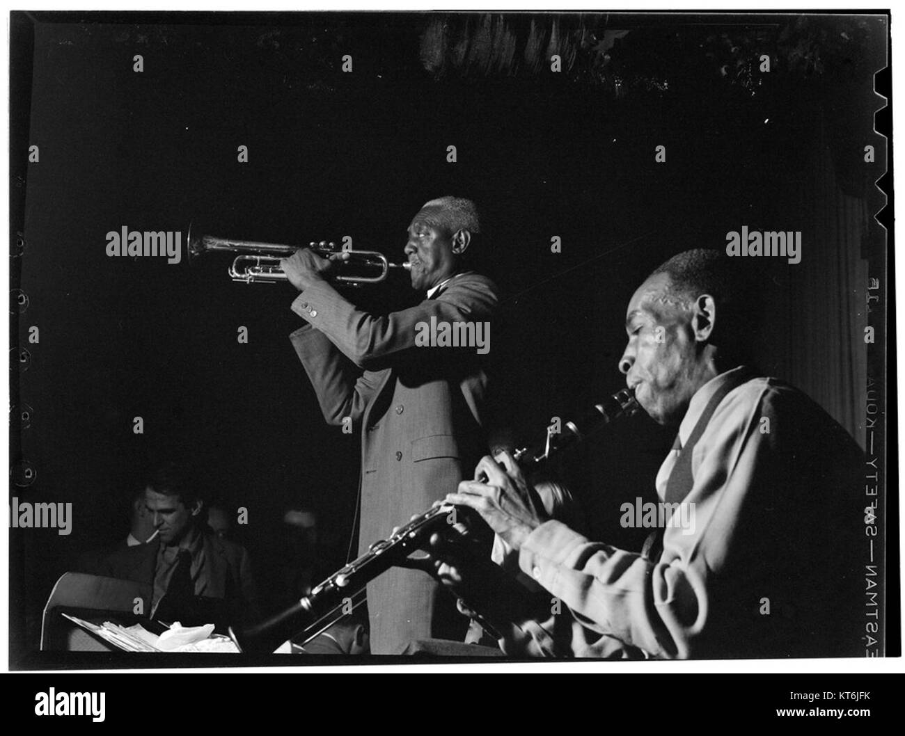 Dieses Porträt zeigt die Jazzmusiker George Lewis und Bunk Johnson im Stuyvesant Casino in New York um 1946. Beide waren prominente Persönlichkeiten in der New Orleans Jazz Szene und trugen zur Wiederbelebung früherer Jazz-Stile bei. Stockfoto