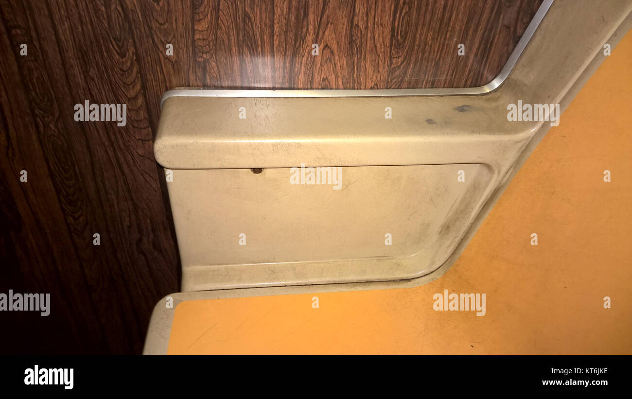 Diese Abbildung zeigt die Armlehne der R46, einem Typ von U-Bahn-Wagen, der im New York City Transit-System verwendet wird. Die Züge der R46 sind für ihre Besonderheiten bekannt und sind seit den 1970er Jahren im Einsatz Stockfoto