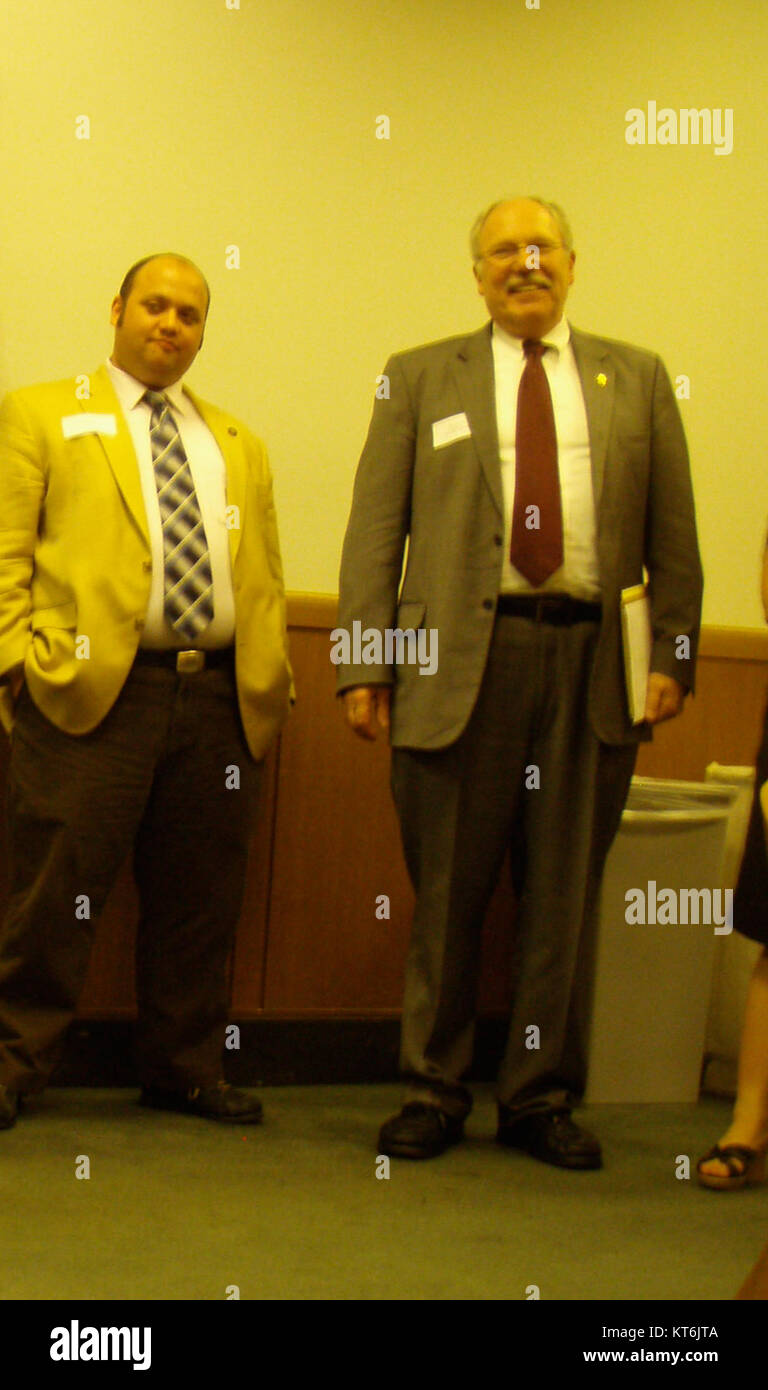 Arnie Roblan und Nick Kahl sind Personen, die wahrscheinlich mit einem bestimmten Ereignis, einer bestimmten Leistung oder einem bestimmten Feld in Verbindung stehen. Es bedarf weiterer Kontexte, um deren Bedeutung zu verstehen, möglicherweise in Bezug auf Kunst, Sport oder andere Bereiche. Stockfoto