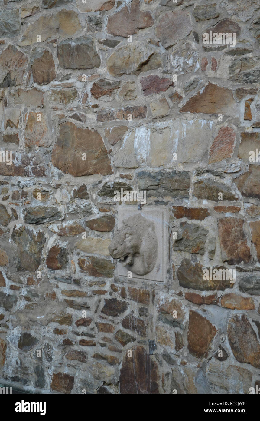 Ein Kriegsdenkmal in Arnoldshain, Deutschland, zu Ehren gefallener Soldaten. Das Denkmal enthält Inschriften und symbolische Elemente, die an die Militärgeschichte und Opfer erinnern. Stockfoto