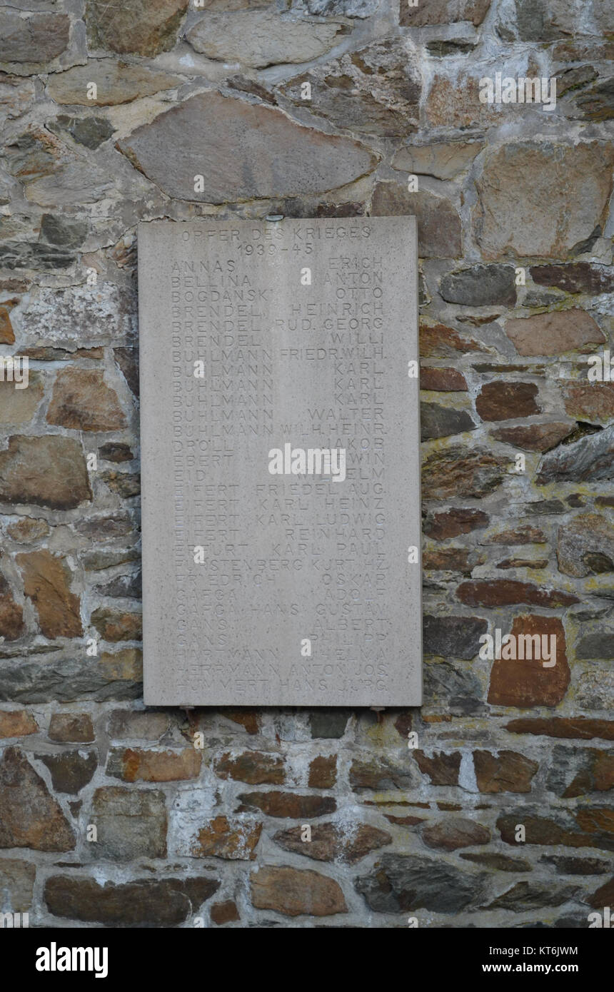 Das Ehrenmal in Arnoldshain ist eine Gedenkstätte für gefallene Soldaten. Tafel 3 bezieht sich auf eine der Gedenktafeln, in denen die an diesem Denkmal erinnerten Personen aufgeführt sind. Stockfoto